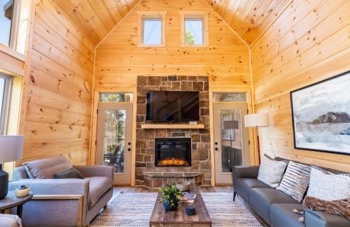 Gatlinburg - Pigeon Forge Casa | Cloudchaser Cabin, Private, New Cabin, 2 Kings, Cozy, Modern, Hot Tub, View, Theater