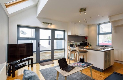 Splott Casa | Cloudstream Joy - Relax in the City | 2 Bed Duplex House w/Hot Tub