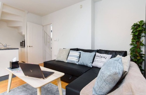 Splott Casa | Cloudstream Joy - Relax in the City | 2 Bed Duplex House w/Hot Tub