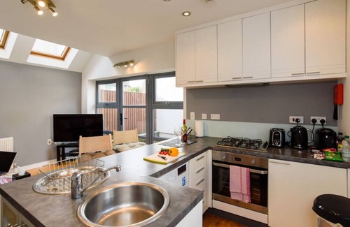 Splott Casa | Cloudstream Joy - Relax in the City | 2 Bed Duplex House w/Hot Tub