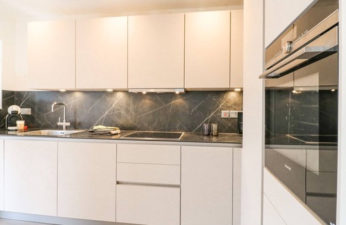 Newton Grange Cabaña | CLOVER COTTAGE AT PIKEHALL, pet friendly, with a garden in Winster