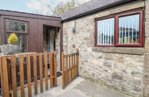 Newton Grange Cabaña | CLOVER COTTAGE AT PIKEHALL, pet friendly, with a garden in Winster