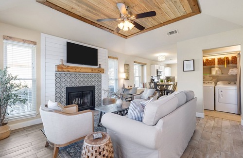 Euless Casa | Clover Cottage- Charming Mediterranean Cottage in the heart of DFW