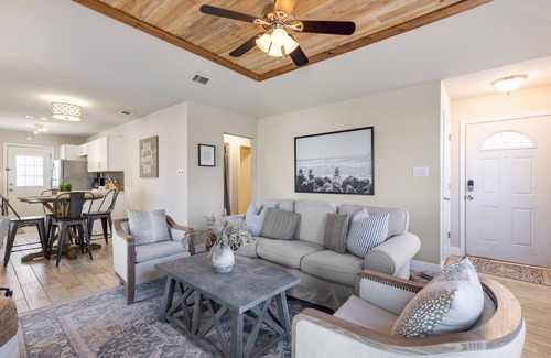 Euless Casa | Clover Cottage- Charming Mediterranean Cottage in the heart of DFW
