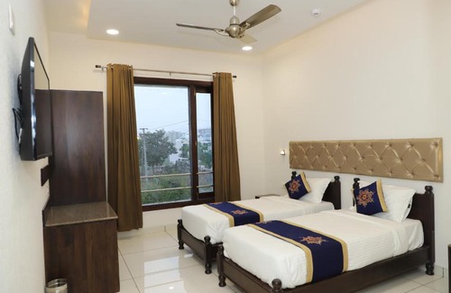 Bedla Hotel | Clover Inn