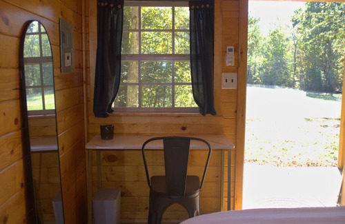 Wilder Apartamento | Clover's Book Cabin on Hidden Paradise Farms