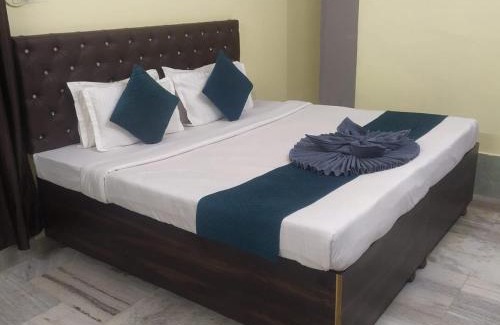 Varanasi Casa | CLOVETREE HOTEL VARANASI AC & Non Ac rooms near Maidagin parking close to Kashi Viswanath temple and Ganga ghat