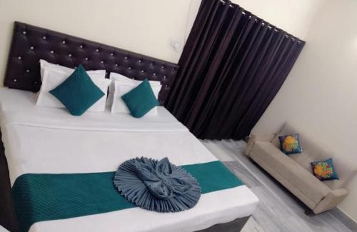 Varanasi Casa | CLOVETREE HOTEL VARANASI AC & Non Ac rooms near Maidagin parking close to Kashi Viswanath temple and Ganga ghat
