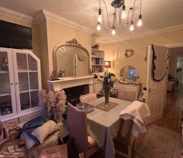 London Borough of Hounslow Casa | Cluaine Meala cottage