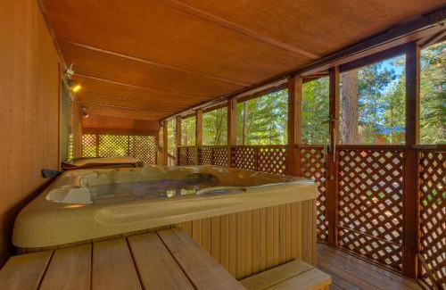 Lake Forest Casa | Club 151 at Dollar Point by Tahoe Getaways - Pet-Friendly 4BR w Hot Tub & Fenced Yard