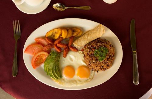 Jacó Hotel | Club del Mar Oceanfront