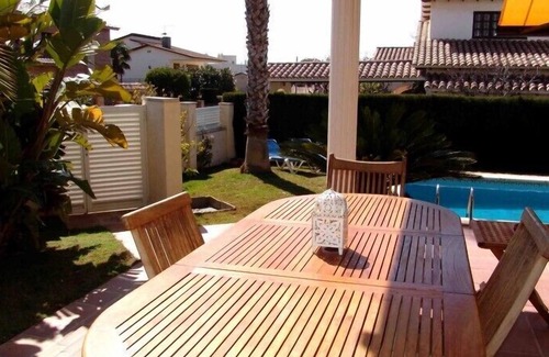 Comarruga Villa | Club Villamar - Preciosa villa con un ambiente acogedor y un bonito jardín con piscina privada