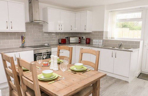 Llanerchymedd Cabaña | CLYDFAN COTTAGE, pet friendly, with a garden in Llannerch-Y-Medd
