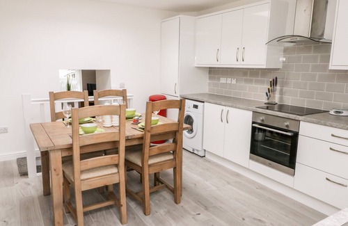 Llanerchymedd Cabaña | CLYDFAN COTTAGE, pet friendly, with a garden in Llannerch-Y-Medd