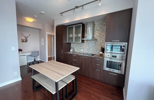 Central Waterfront Condominio | CN Tower, Union & Lakeview 2BR Condo+Free Parking