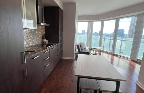 Central Waterfront Condominio | CN Tower, Union & Lakeview 2BR Condo+Free Parking