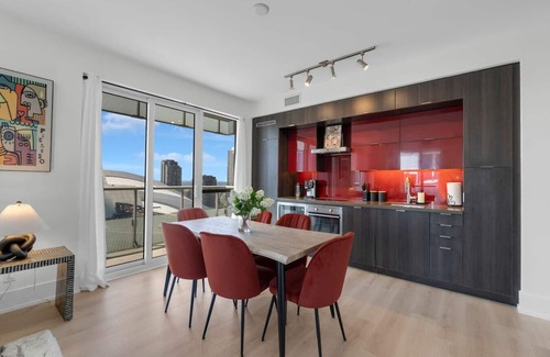 Toronto Entertainment District Hotel | CN Tower View Stays - Parking/Pool/Downtown