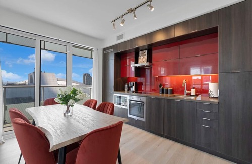 Toronto Entertainment District Hotel | CN Tower View Stays - Parking/Pool/Downtown