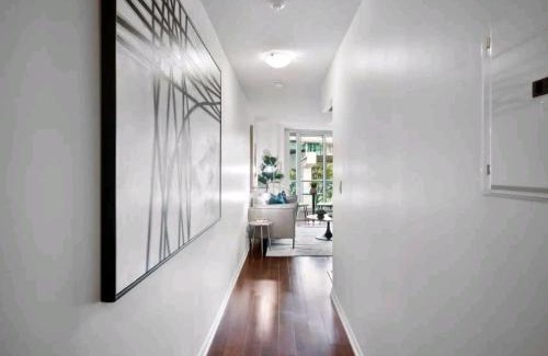Fort York Apartamento | CN Tower View with Free Parking, Pool, Gym, Free Skating, and More