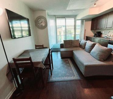 Fort York Apartamento | CN Tower View with Free Parking, Pool, Gym, Free Skating, and More