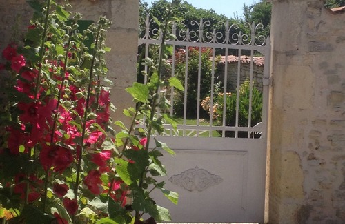 Saint-Hilaire-de-Villefranche Cabaña | casa de campo en una zona verde.