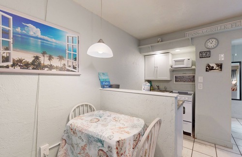Pass-a-Grille Historic District Apartamento | Coastal dog-friendly condo with observation deck, best Gulf sunset views