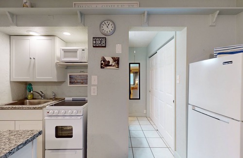 Pass-a-Grille Historic District Apartamento | Coastal dog-friendly condo with observation deck, best Gulf sunset views