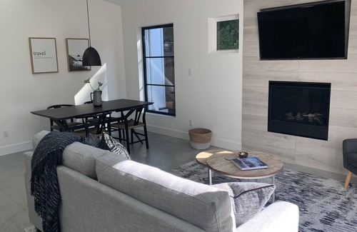 Canyon Heights Cabaña | COACH HOUSE-Self Contained Oasis Just For You