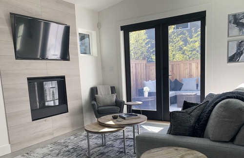Canyon Heights Cabaña | COACH HOUSE-Self Contained Oasis Just For You