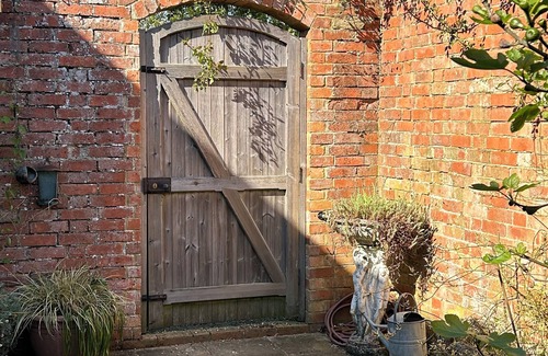 Willesborough Cabaña | Coach House with walled garden, spacious in Kent countryside on small holding