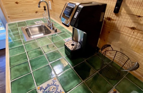 Lacy-Lakeview Cabina | Coach's Quarters - The Dugout - Come Spend The Night in the Trees!!