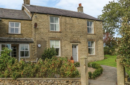 Fence Cabaña | COARS FARM, pet friendly, character holiday cottage in Long Preston