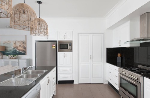 One Mile Casa | Coast and Country Estate - 15m Heated Pool and Minutes to Beach