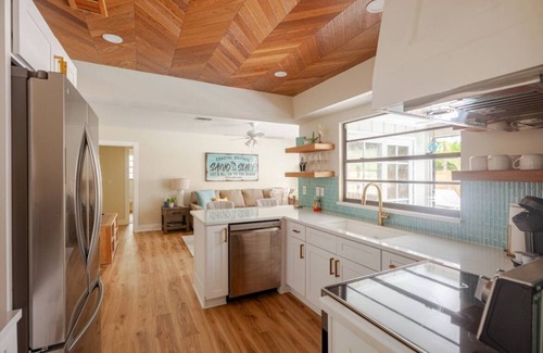 Florida Ridge Casa | Coast Cottage - Charming 3-bedroom house with private heated pool.