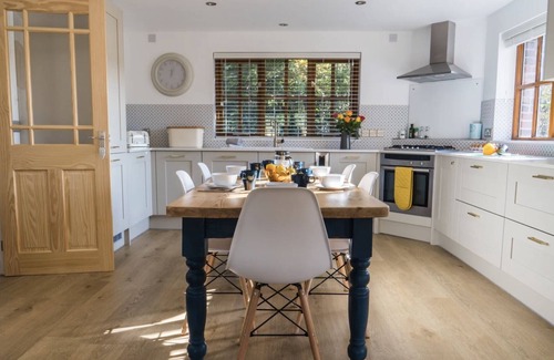 Weare Giffard Cabaña | Coast & country luxury cottage in pretty village, w/local pub. Beach 15 mins.