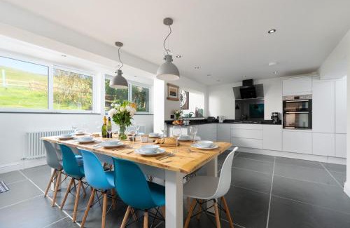 Mortehoe Casa | Coast View - 5 bedrooms with hot tub & sea views