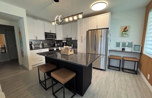 Jupiter Villa | Elegancia costera al descubierto: ¡Villa tropical de lujo de 1 dormitorio!