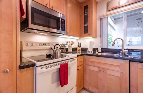 Dana Point Condominio | Alojamientos costeros: diversión, romance, pasos a la playa, piscina, vista al mar.