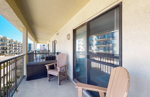 Caine Woods Condominio | Coastal and Beachy Condo with Pool and Hot tub access - steps from beach