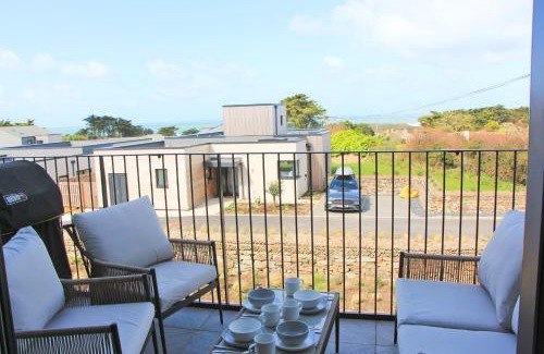 Constantine Bay Apartamento | Coastal apartment sea views