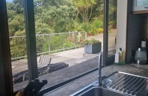 Whananaki North Casa | Coastal Bach with beautiful views and nearby beaches!