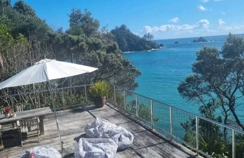 Whananaki North Casa | Coastal Bach with beautiful views and nearby beaches!