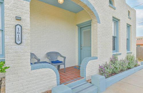 San Jacinto Casa | Coastal Blue Beach House with 3 Bedrooms and Just off the Seawall