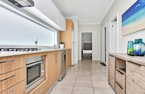 Caves Beach Villa | Caves Beach Villa Coastal Breeze