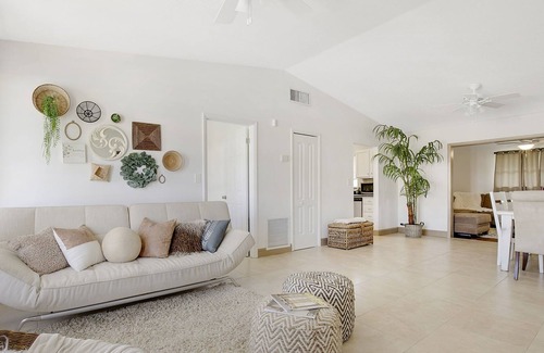 Hobe Sound Casa | Coastal Breeze Bungalow - Beautiful Hobe Sound / Close to Beach / 3 BE - 3 BA
