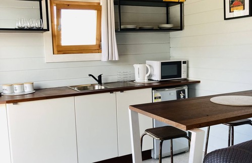 Killarney Vale Cabina | Coastal breeze hideaway , your little home away from home.