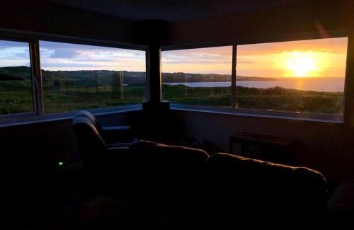 Amlwch Casa | Coastal bungalow, sleeps 5 and ideal for walkers
