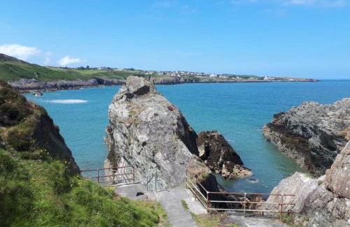 Amlwch Casa | Coastal bungalow, sleeps 5 and ideal for walkers