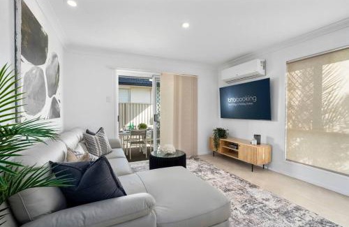 Surfers Paradise Casa | Coastal Central 3BR - Spa, Surfers Paradise, AC
