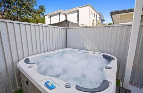 Surfers Paradise Casa | Coastal Central 3BR - Spa, Surfers Paradise, AC